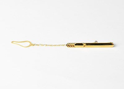 Lot 905 - An 18ct yellow gold tie pin, with safety chain,...