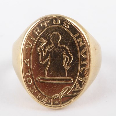 Lot 817 - An antique gentlemen's 9ct gold signet ring,...