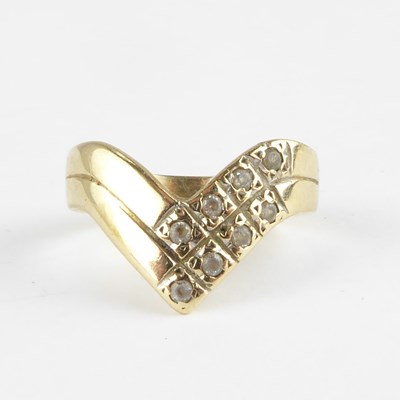 Lot 834 - A 9ct gold wishbone ring with two rows of...