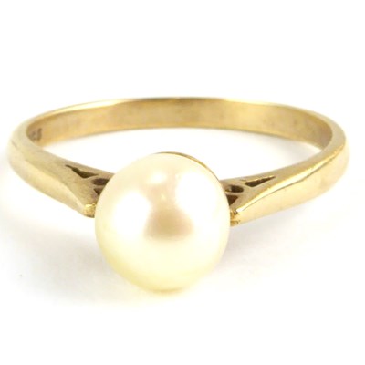 Lot 851 - A 9ct gold ring set with single cultured pearl,...