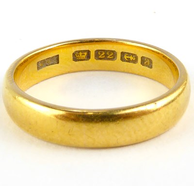 Lot 781 - A 22ct gold wedding band, size O, approx. 5.6g.