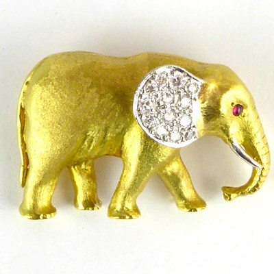 Lot 852 - An 18ct gold elephant brooch with ruby eye and...