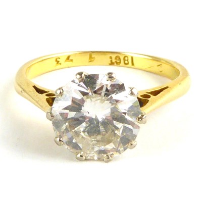 Lot 772 - An 18ct diamond solitaire ring, the single...