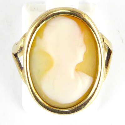 Lot 828 - An 8ct gold (333/1000) cameo ring, the shell...