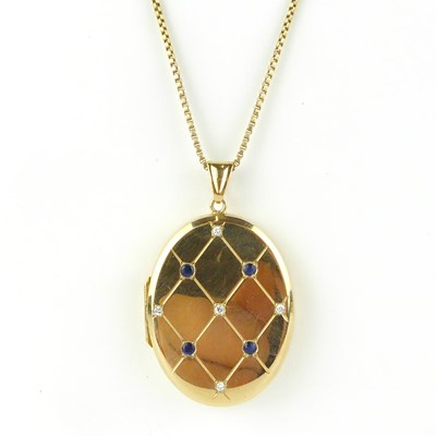 Lot 879 - A 9ct gold oval double locket pendant with a...