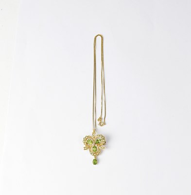 Lot 885 - A 9ct gold Edwardian-style peridot and seed...