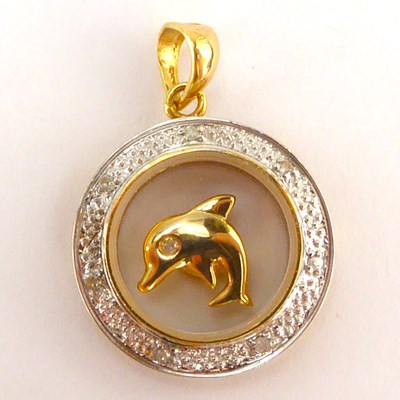 Lot 880 - A 9ct gold modern circular pendant centre...