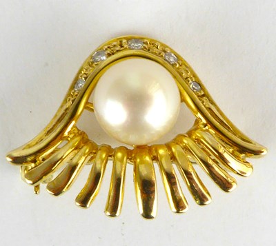 Lot 855 - A 9ct gold Art Deco style brooch in the form...