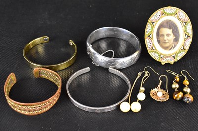 Lot 936 - Various items of costume jewellery to include...