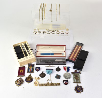 Lot 168 - A small quantity of pens including a Parker...