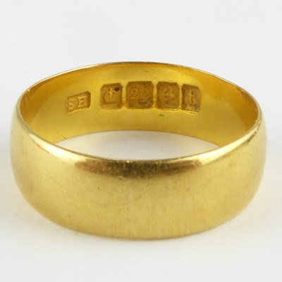 Lot 780 - A 22ct gold wedding band, size O, approx. 4.4g.