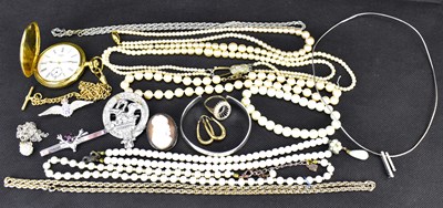 Lot 922 - Various items of costume jewellery to include...