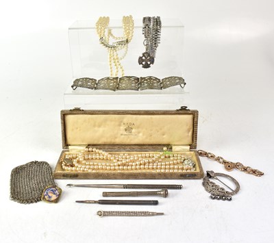 Lot 934 - A small collection of costume jewellery to...