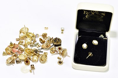 Lot 325 - A collection of 9ct yellow gold and yellow...