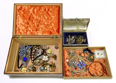 Lot 409 - An assortment of costume jewellery to include...