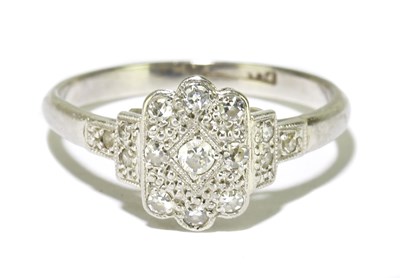 Lot 49 - A platinum and diamond ring with illusion set...