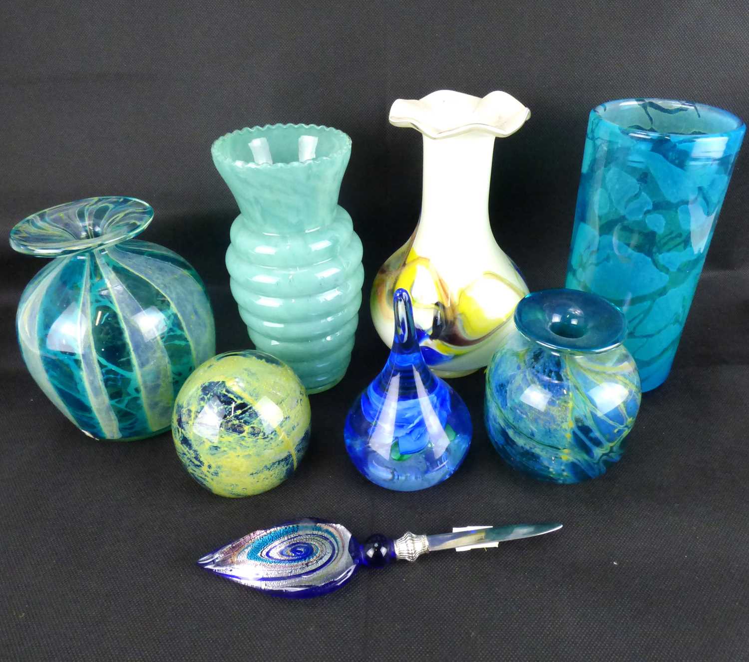 Lot 191 Eight items of decorative art glass