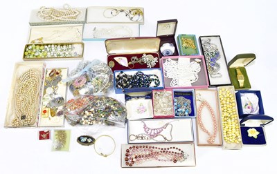 Lot 394 - A quantity of assorted costume jewellery to...