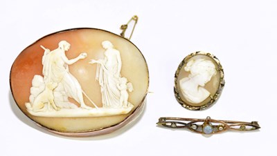 Lot 306 - A large oval cameo brooch in yellow metal...