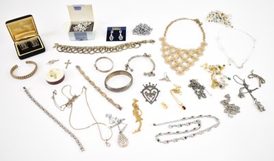 Lot 780 - A quantity of assorted costume jewellery...