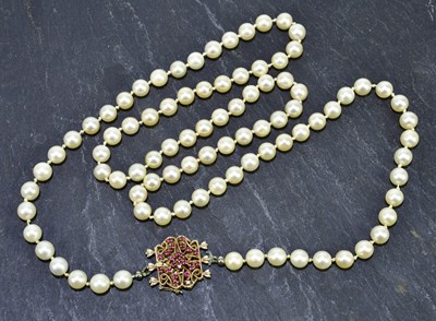 Lot 284 - A hand tied cultured pearl necklace with 9ct...