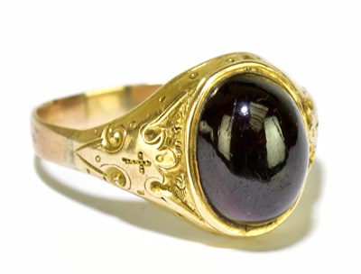 Lot 138 - A yellow metal and garnet cabochon ring, size...