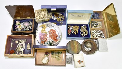 Lot 377 - A large collection of assorted costume...