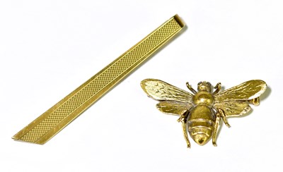 Lot 301 - A 15ct yellow gold brooch modelled as a bee,...