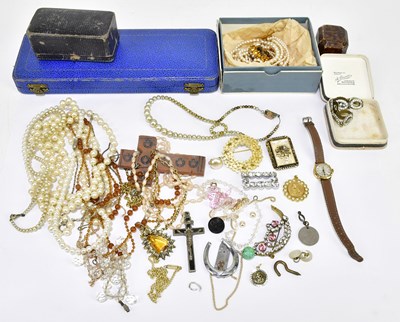 Lot 401 - A small selection of assorted costume...