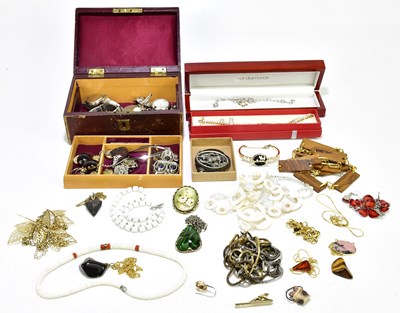 Lot 400 - A selection of assorted costume jewellery to...