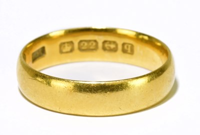 Lot 101 - A 22ct yellow gold wedding band, size L,...