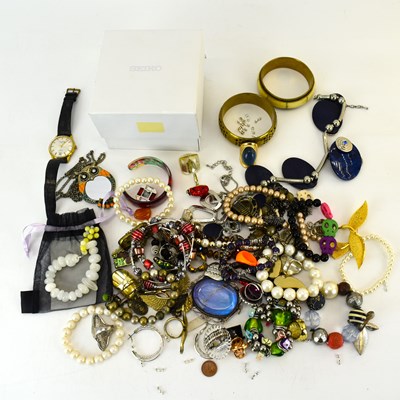 Lot 1132 - Various items of mixed costume jewellery to...