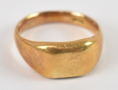 Lot 714 - An 18ct yellow gold gentleman's ring, size Q,...