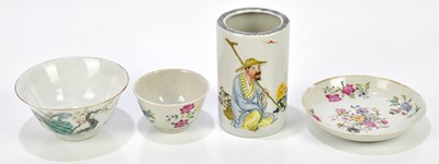 Lot 1086 - A Chinese Famille Verte footed bowl decorated...