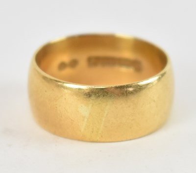 Lot 716 - An 18ct yellow gold wedding band, size O,...