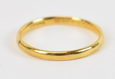 Lot 690 - A 22ct yellow gold wedding band, size O,...