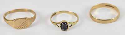 Lot 754 - A 9ct yellow gold gentleman's signet ring, a...