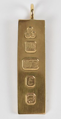 Lot 679 - A 9ct yellow gold ingot pendant, approx. 14.8g.