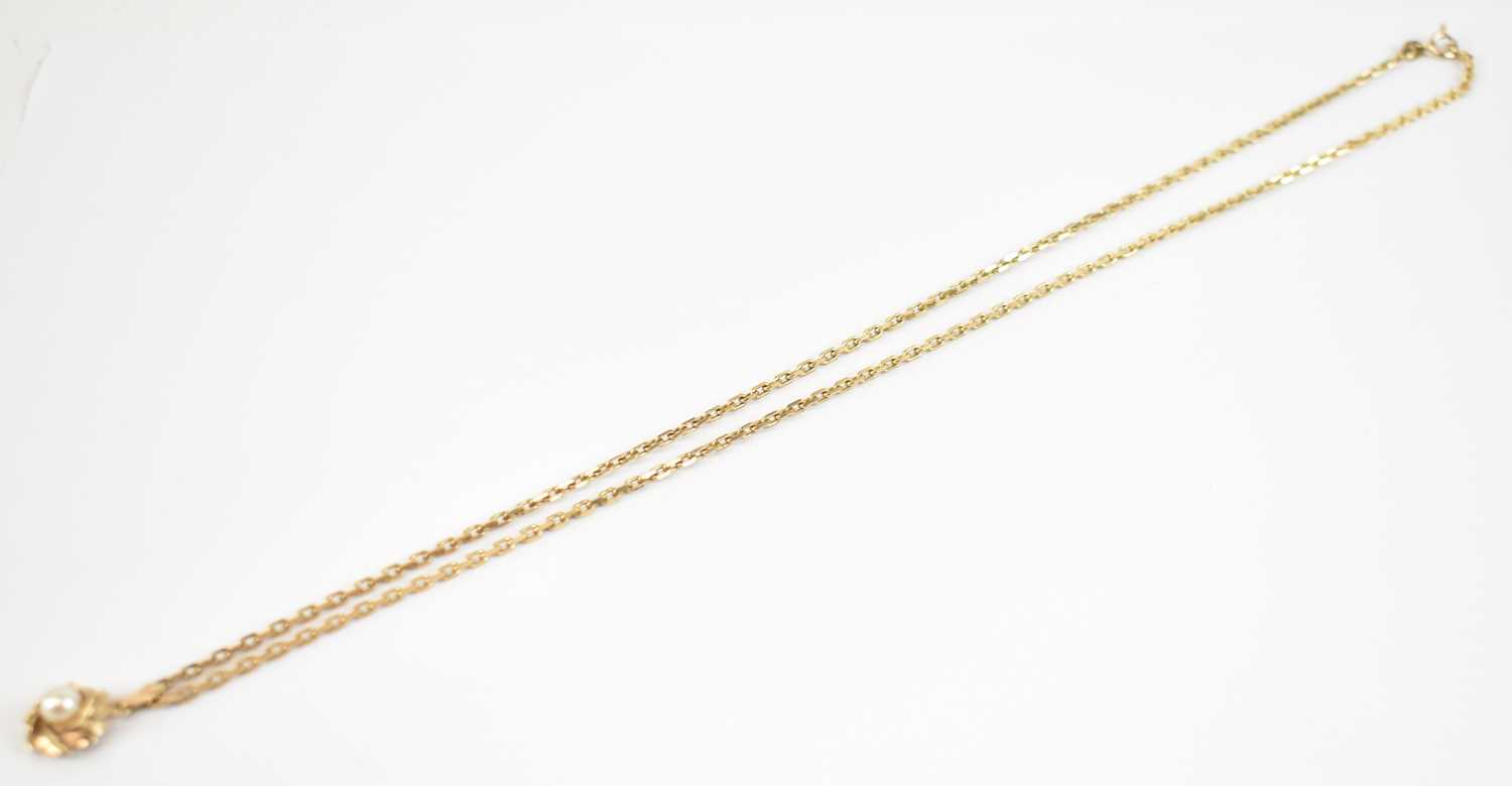 Lot 719 - A 9ct yellow gold necklace with 9ct yellow...