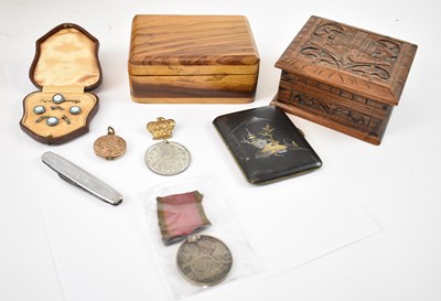 Lot 247 - A mixed lot of collectors' items to include...