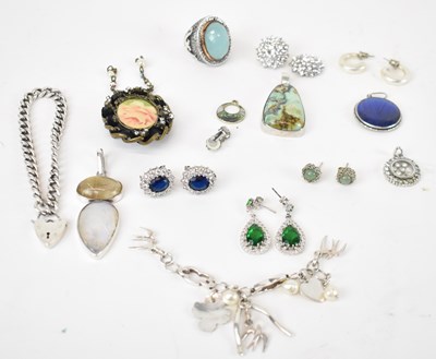 Lot 795 - A small quantity of assorted costume jewellery...