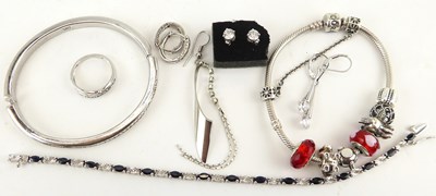 Lot 1116 - Various items of silver jewellery to include a...