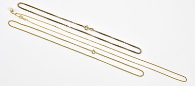 Lot 412 - Three 9ct yellow gold chains, one with simple...