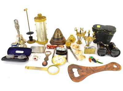 Lot 200 - Various mixed collectibles to include a pair...