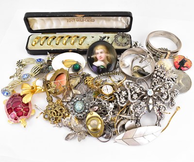 Lot 1141 - Various items of costume jewellery to include...