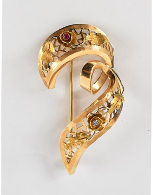 Lot 702 - An 18ct yellow gold pierced brooch set with...