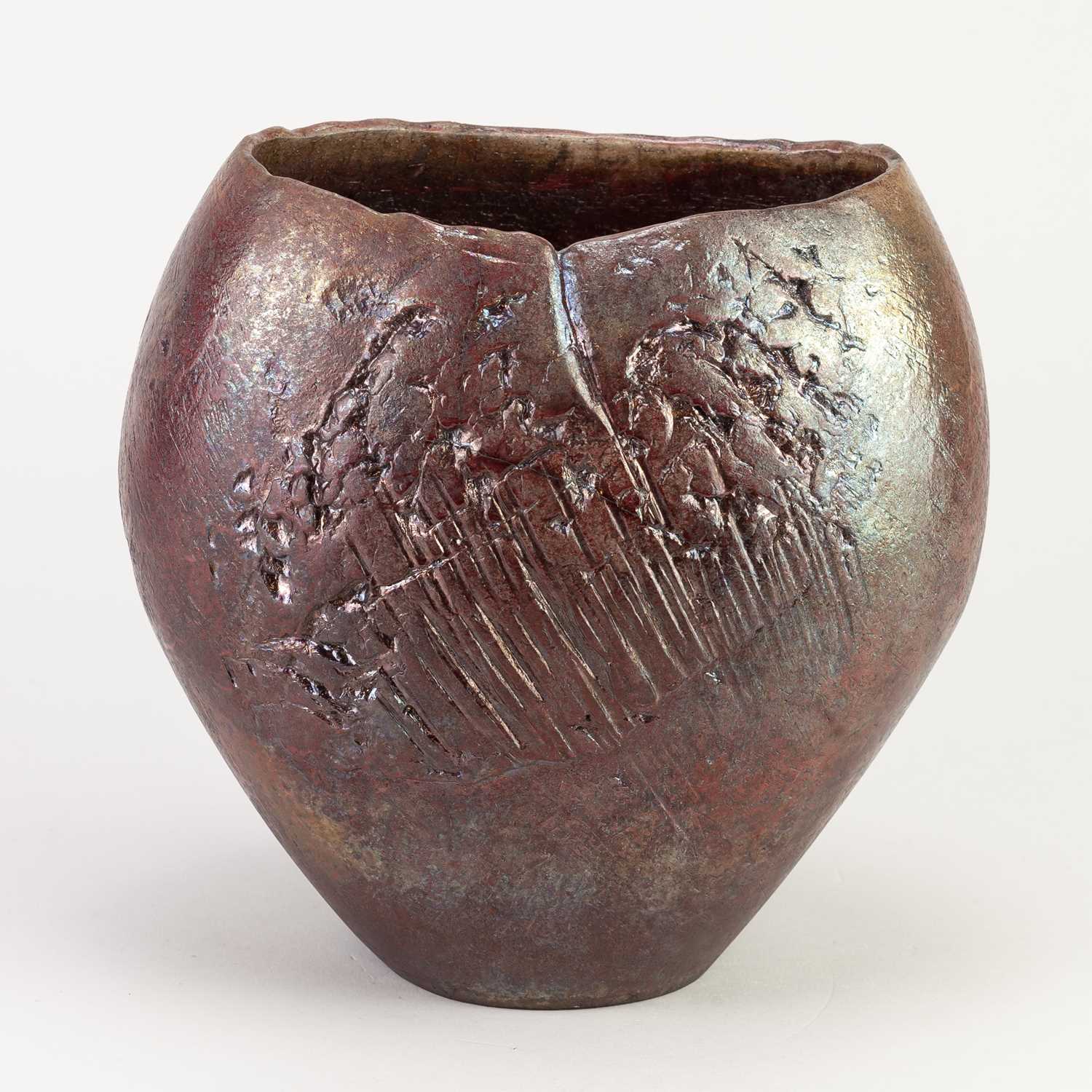 Lot 69 - STEPHEN MURFITT (born 1953); a small raku...