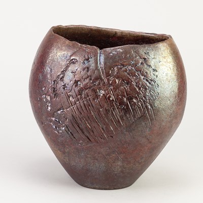 Lot 69 - STEPHEN MURFITT (born 1953); a small raku...