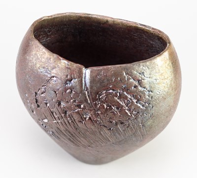 Lot 69 - STEPHEN MURFITT (born 1953); a small raku...