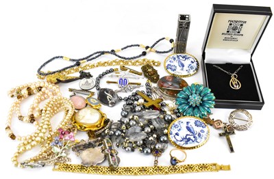 Lot 1139 - Mixed modern and vintage costume jewellery to...